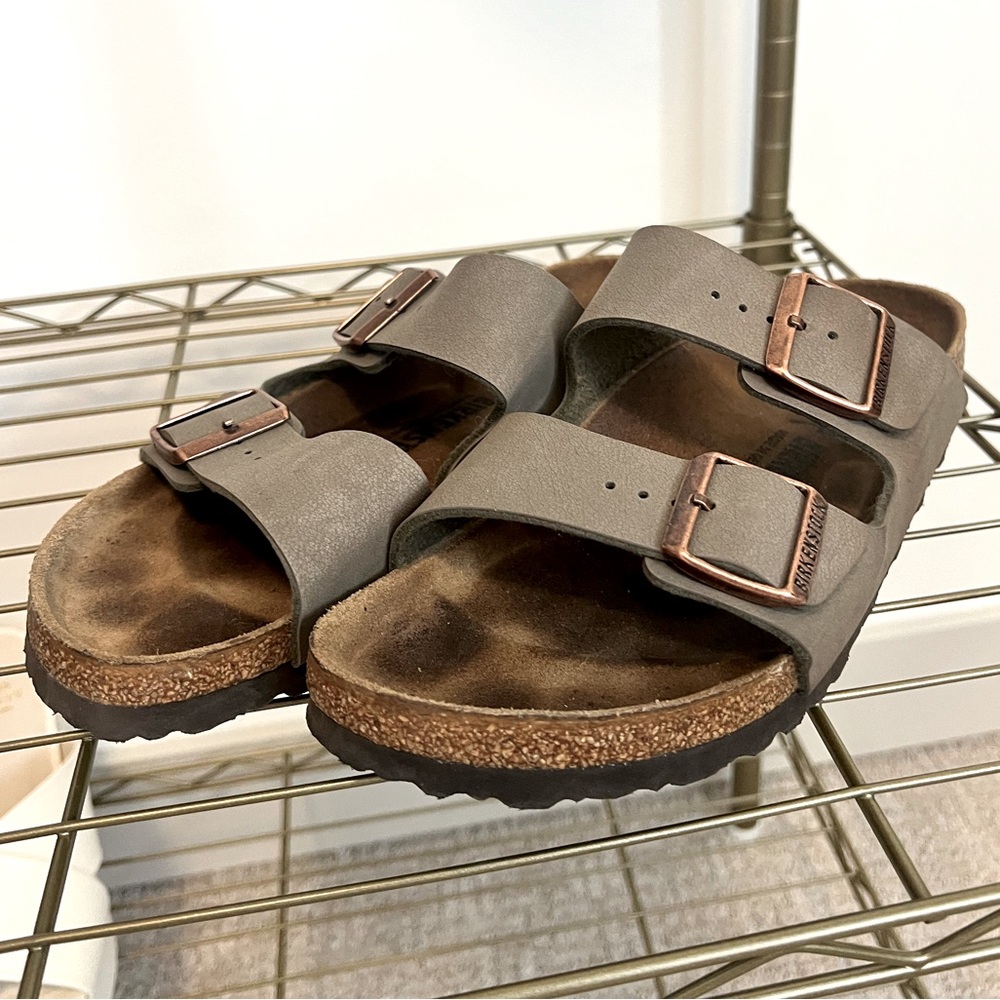 Birkenstocks Arizona Leather Sandals - Olive Green (size 40 / US 9)
